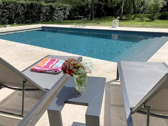 Création d’une piscine fonctionnelle et esthétique.